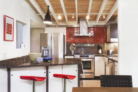Vaulted kitchen island /bar seating