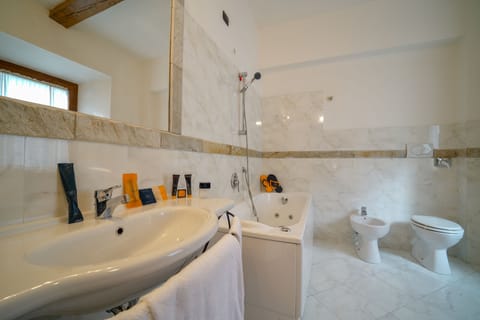 Quadruple Room | Bathroom | Combined shower/tub, jetted tub, hydromassage showerhead