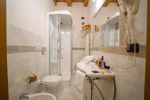 Classic Double Room | Bathroom | Combined shower/tub, jetted tub, hydromassage showerhead