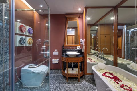 Deluxe Double Room, Balcony | Bathroom | Free toiletries, hair dryer, bathrobes, slippers