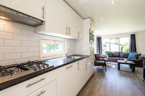 Ijssellodge 5 personen | Private kitchen | Fridge, microwave, oven, stovetop