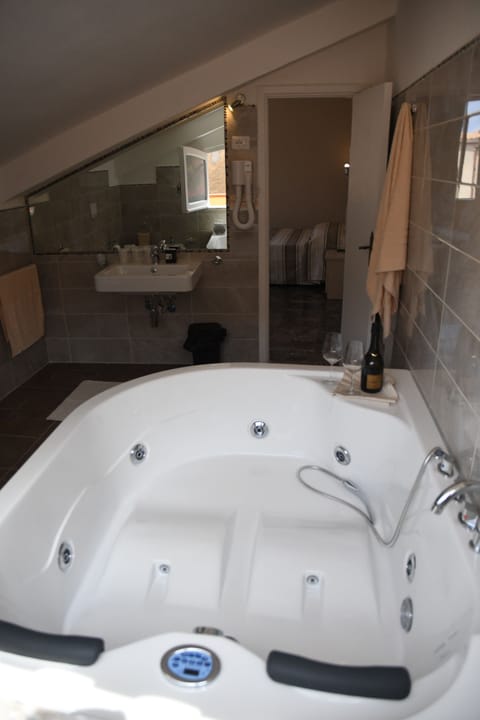 Suite, Jetted Tub | Bathroom | Shower, free toiletries, hair dryer, bidet