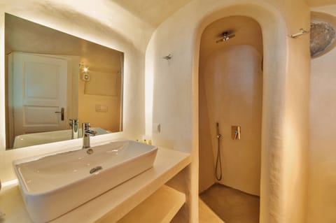 Superior Room, Sea View | Bathroom | Shower, free toiletries, hair dryer, slippers