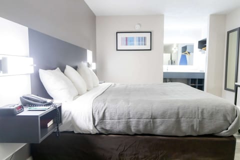 Pillowtop beds, desk, iron/ironing board, free WiFi