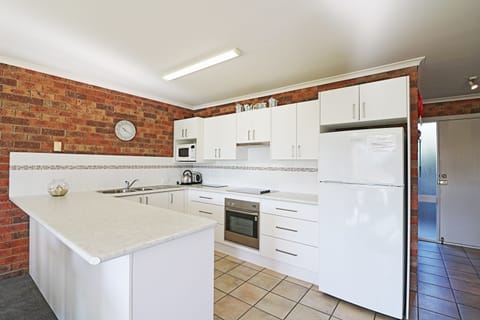 Apartment, 2 Bedrooms, Lake View | Private kitchen | Full-size fridge, microwave, oven, stovetop