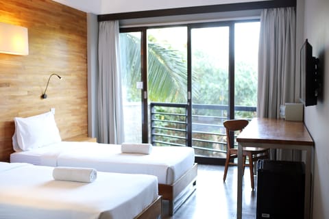 Deluxe Double or Twin Room | In-room safe, desk, blackout drapes, free WiFi