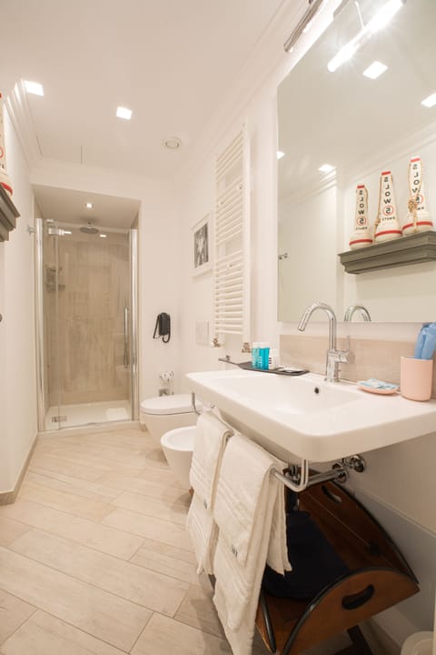 Superior Main Building | Bathroom | Shower, free toiletries, hair dryer, slippers