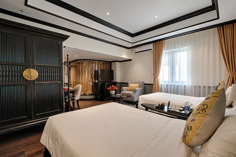 Suite Twin with Bathtub incl Afternoon Tea | Minibar, in-room safe, desk, blackout drapes