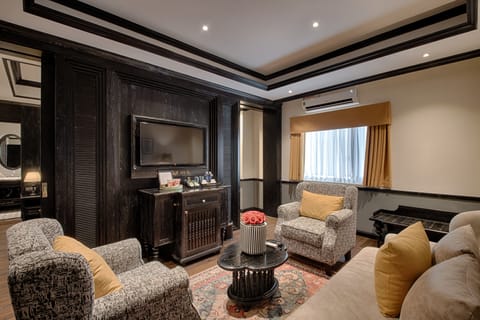 Suite Double with Living Room incl Afternoon Tea | Living room | Flat-screen TV