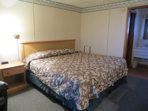 Standard Room, 1 King Bed | Desk, free WiFi