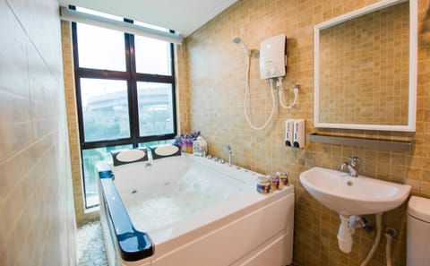 Room (VIP Room With Jacuzzi) | Deep soaking bathtub