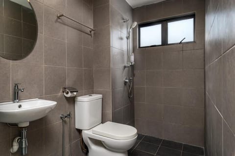 Deluxe Queen Room | Bathroom | Shower, free toiletries, hair dryer, bidet