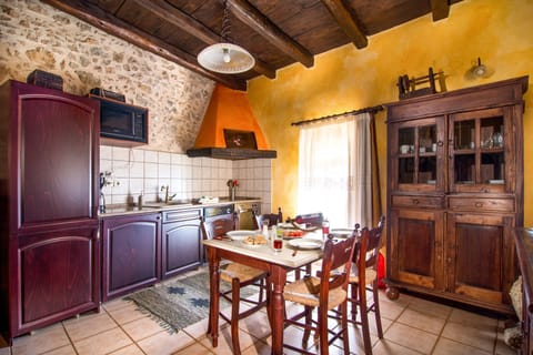 Traditional Duplex (Diktamos) | Private kitchen | Full-size fridge, microwave, oven, stovetop