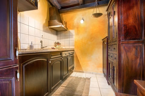 Traditional Duplex (Mantzourana) | Private kitchen | Full-size fridge, microwave, oven, stovetop