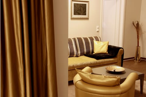 Deluxe Apartment, 1 King Bed, Kitchen, Courtyard View | Living area | Flat-screen TV