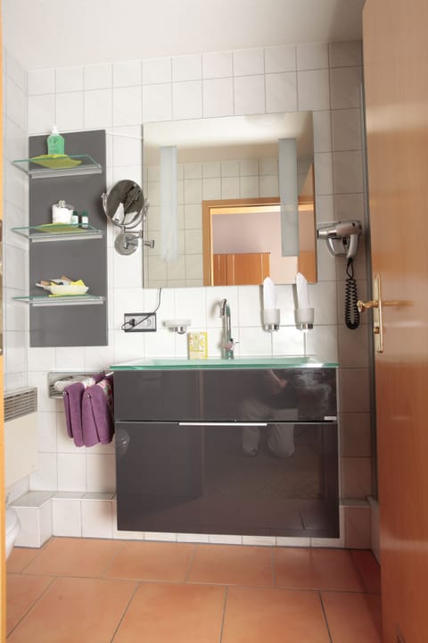 Classic Suite, Balcony | Bathroom | Shower, free toiletries, hair dryer, towels