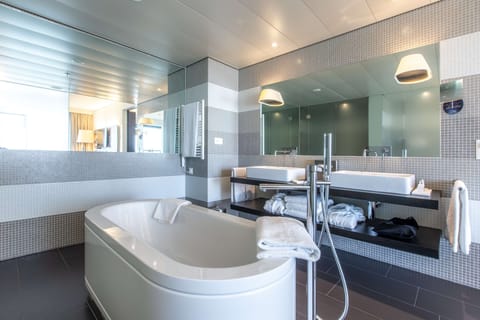 Design Suite (Airfield View) | Bathroom | Combined shower/tub, eco-friendly toiletries, hair dryer, towels