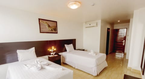 Twin Room, 2 Twin Beds | Minibar, in-room safe, free WiFi, bed sheets