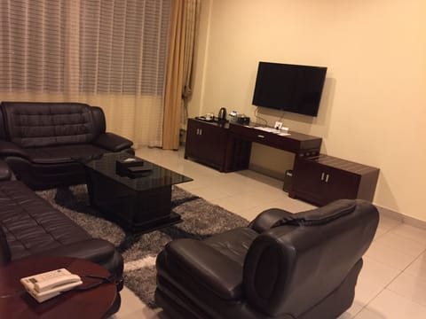 Deluxe Suite | Living room | 32-inch flat-screen TV with cable channels, TV