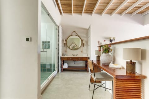 Deluxe Room | Bathroom | Combined shower/tub, hair dryer, bathrobes, towels