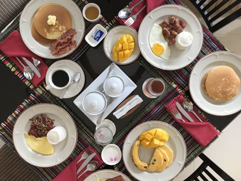 Daily cooked-to-order breakfast (PHP 250 per person)