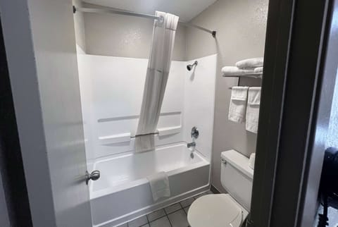 Combined shower/tub, free toiletries, hair dryer, towels