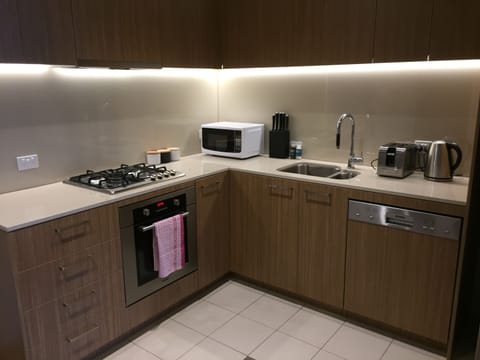 Executive Apartment (610)  | Private kitchen | Full-size fridge, microwave, oven, stovetop