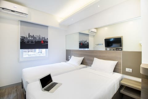 Premium bedding, in-room safe, desk, laptop workspace