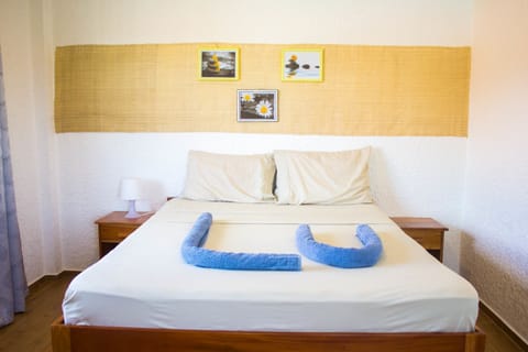 Queen Room with Pool View | In-room safe, desk, free WiFi, bed sheets