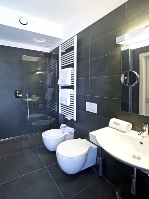 Executive Double or Twin Room | Bathroom | Free toiletries, hair dryer, bathrobes, slippers