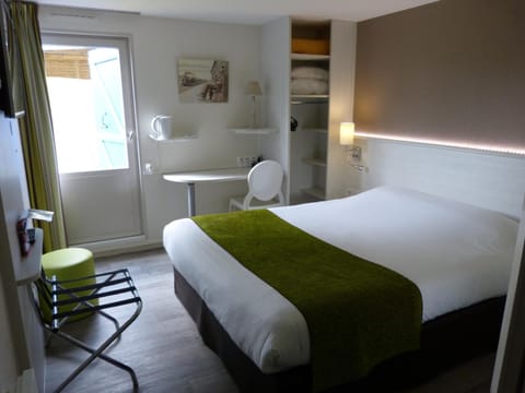 Desk, blackout drapes, iron/ironing board, free WiFi