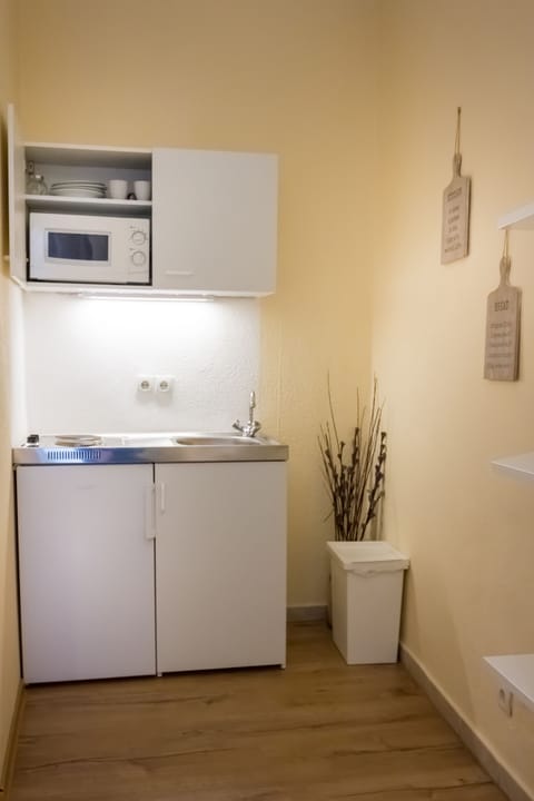 Comfort Double Room | Private kitchenette | Fridge, microwave, stovetop, coffee/tea maker