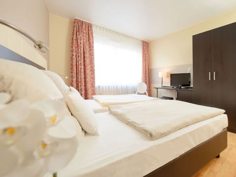 Double or Twin Room | In-room safe, desk, soundproofing, iron/ironing board