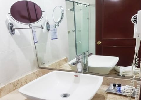 Standard Room, 1 Double Bed | Bathroom | Shower, free toiletries, hair dryer, towels