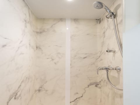 Soundproofing, free WiFi, bed sheets