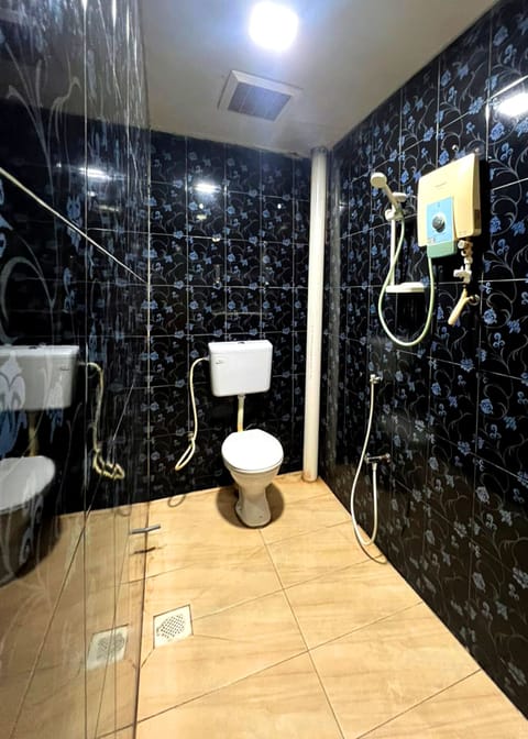 Quadruple Room | Bathroom | Shower, free toiletries, hair dryer, towels