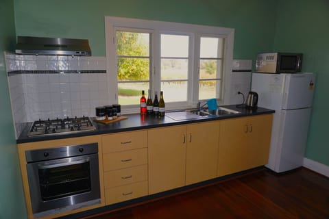 Upper Reach Spa Cottage | Private kitchen | Full-size fridge, microwave, oven, stovetop