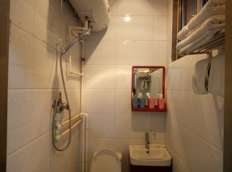 Deluxe Quadruple Room | Bathroom | Shower, rainfall showerhead, free toiletries, hair dryer