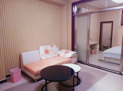 Deluxe Quadruple Room | Living area | TV