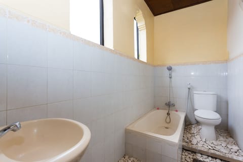 Family Double Room | Bathroom | Shower, free toiletries, towels