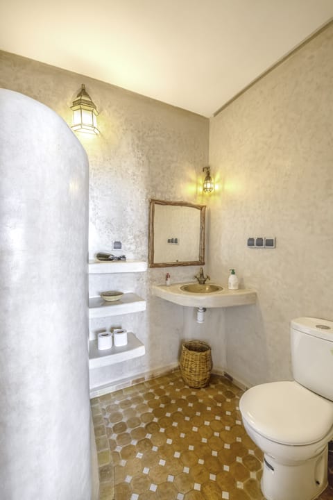 Deluxe Double Room, Ocean View (N° 3) | Bathroom | Shower, rainfall showerhead, free toiletries, hair dryer