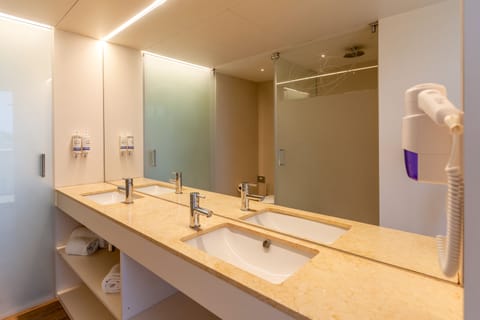 Premium Suite | Bathroom | Shower, free toiletries, hair dryer, towels