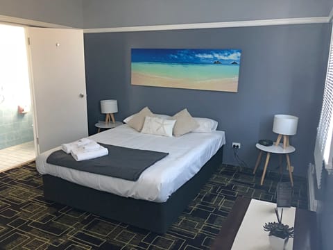 Standard Suite, 1 Double Bed, Ensuite | Free WiFi, bed sheets