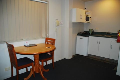 Deluxe Studio, Jetted Tub | Private kitchen | Mini-fridge, microwave, stovetop, electric kettle