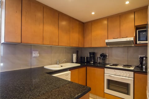 803 Bermudas | Private kitchen | Full-size fridge, microwave, oven, stovetop