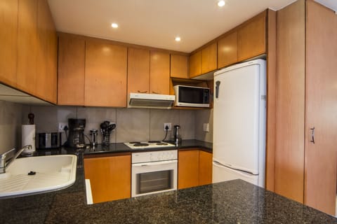 803 Bermudas | Private kitchen | Full-size fridge, microwave, oven, stovetop