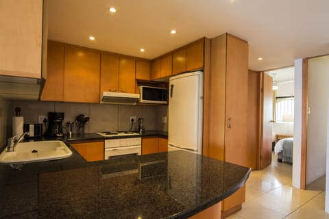 803 Bermudas | Private kitchen | Full-size fridge, microwave, oven, stovetop