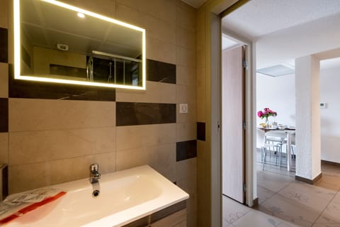 Standard Apartment, 1 Bedroom | Bathroom | Shower, free toiletries, hair dryer, bidet