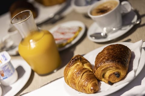 Daily continental breakfast (EUR 8 per person)