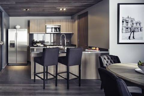 City Suite, 2 Bedrooms, 2 Bathrooms | Private kitchen | Full-size fridge, microwave, oven, stovetop